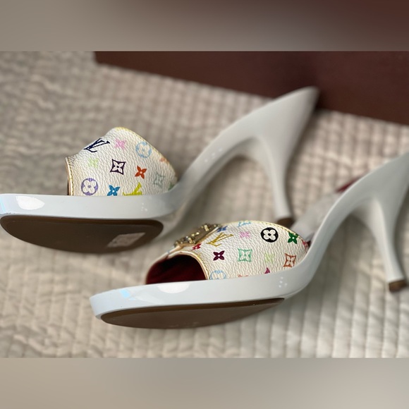 Women’s White print Louis Vuitton heels. - Picture 4 of 14